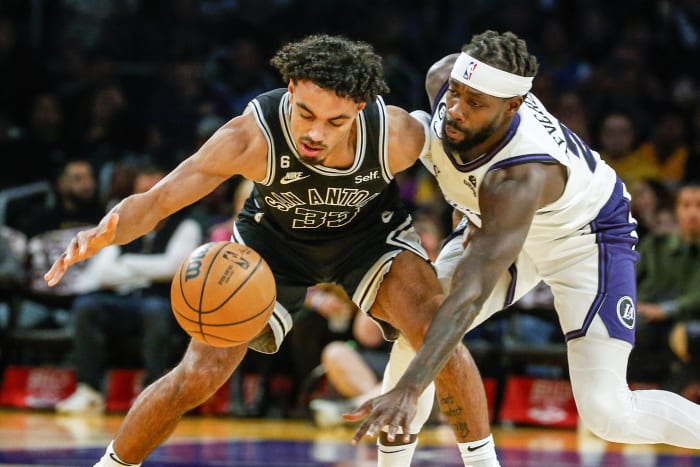 Davis scores 21 points in return as Lakers defeat Spurs