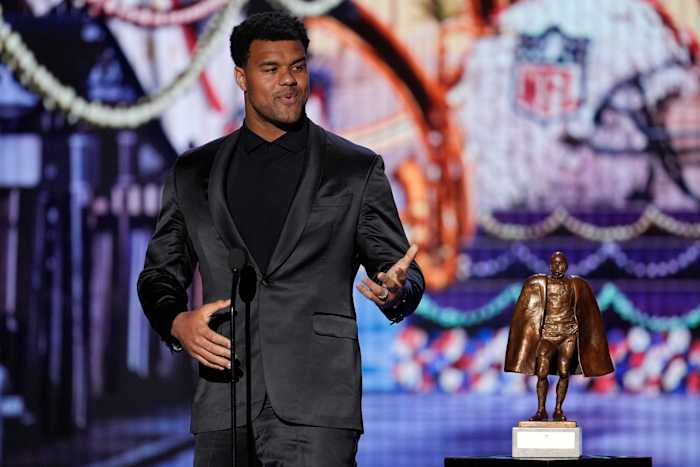 Jaguars' Armstead Wins 2024 Walter Payton Award for Impact