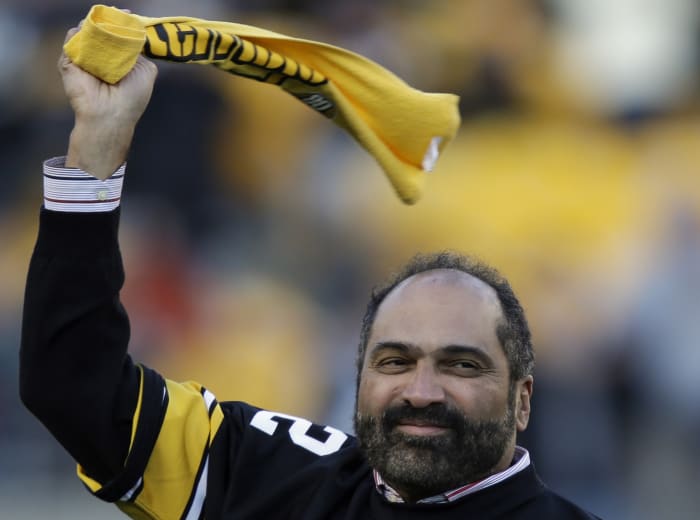 Harris' widow on field in Pittsburgh as his No. 32 retired