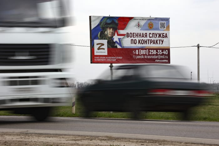 New Russian campaign tries to entice men to fight in Ukraine