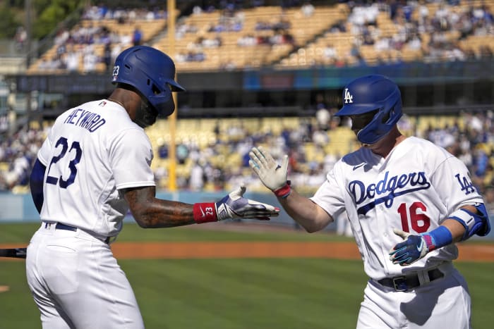 Freeman HR ahead of emotional return, Dodgers sweep Reds