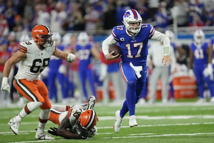 Tom Brady's 700th TD pass lifts Bucs over Bills 33-27 in OT