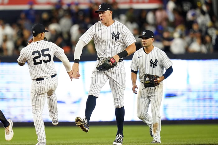 Yankees reliever Trivino warms up in wrong jersey, changes