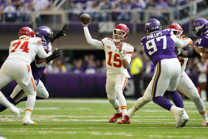 Mahomes throws a touchdown pass as Chiefs roll to 38-10 preseason win over  the Cardinals