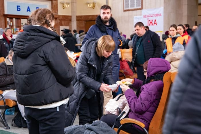 Eine einheimische Mutter, die in der Slowakei lebte, wollte ihren alten ukrainischen Nachbarn helfen – also kaufte sie ein Flugticket Eine einheimische Mutter, die in der Slowakei lebte, wollte ihren alten ukrainischen Nachbarn helfen – also kaufte sie ein Flugticket