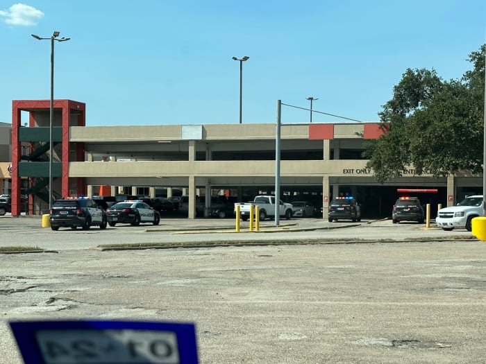 Loud noise heard at southwest Houston mall was suspect attempting to smash into jewelry case police say