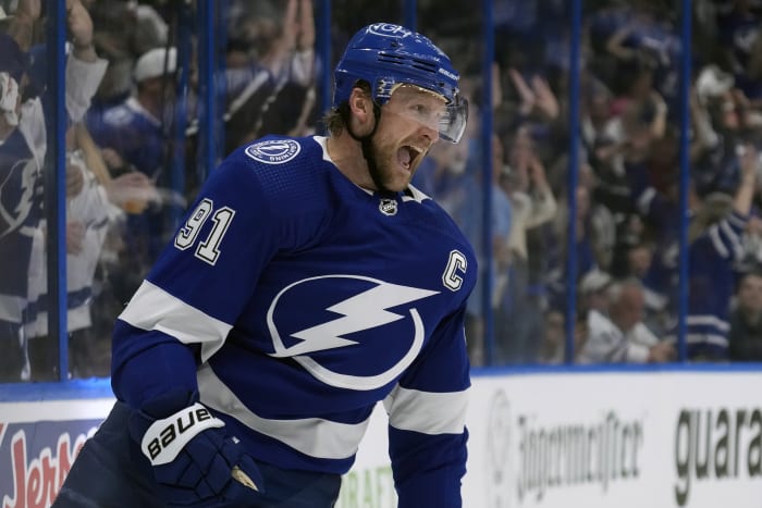 Stamkos scores, leaves, Lightning beat Stars 5-2 in Game 3