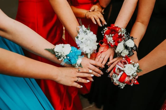 PIN IT📸: Send us your homecoming pics for a chance to be featured on TV! - Vimarsana News