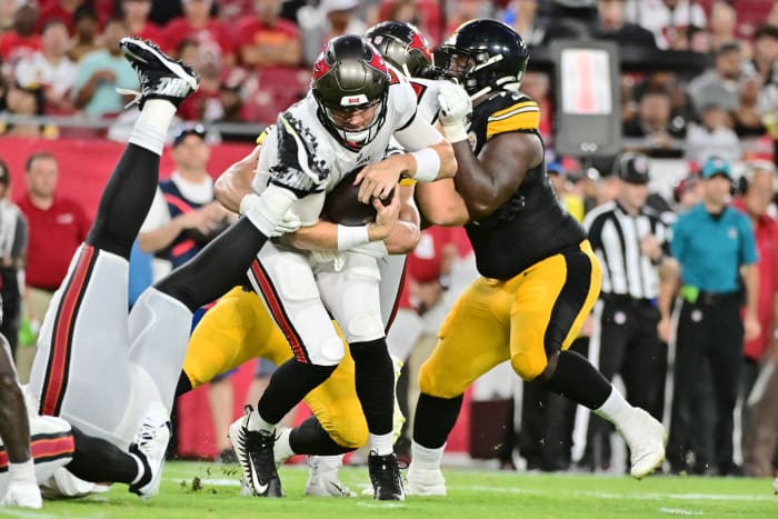 WATCH: Tom Brady tries to high-five official after TD run vs. Saints