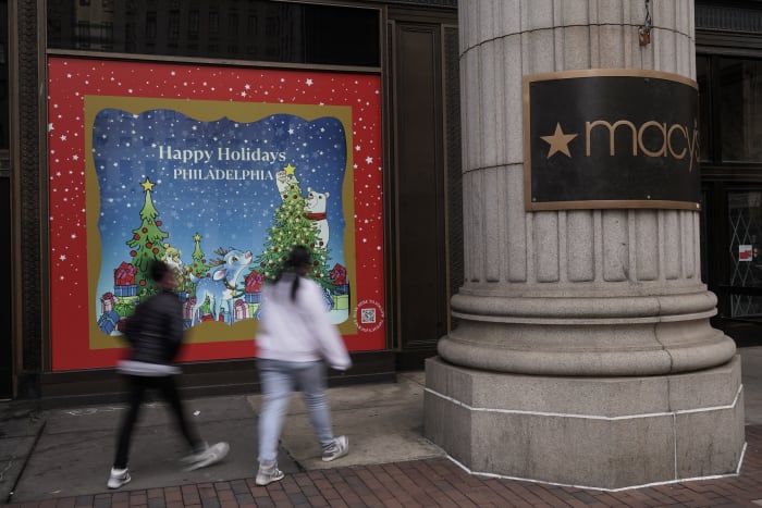 Macy's, Kohl's, Gap point to cloudy holiday retail picture