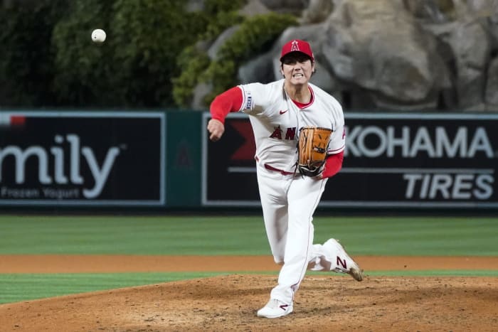 Arizona Diamondbacks' David Peralta looks out to left field where he hit a  fly ball that bounced over the fence off the glove of Pittsburgh Pirates  left fielder Austin Meadows for a