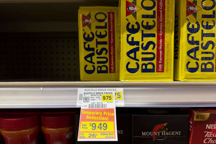 Retail sales unchanged in December from November, closing out year on a lackluster tone