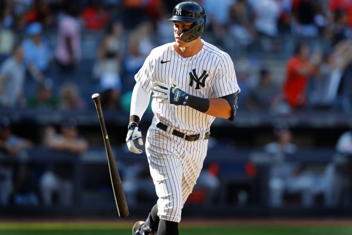 Adam Duvall's homer hits cutout of Jeff McNeil's dog