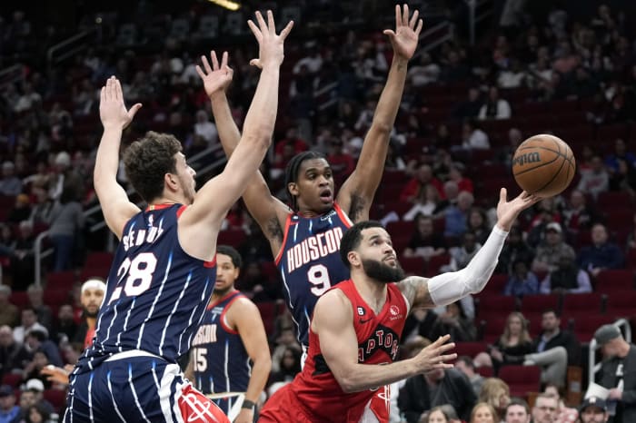 Kyle Lowry returns to lead Toronto Raptors to 121-105 victory over