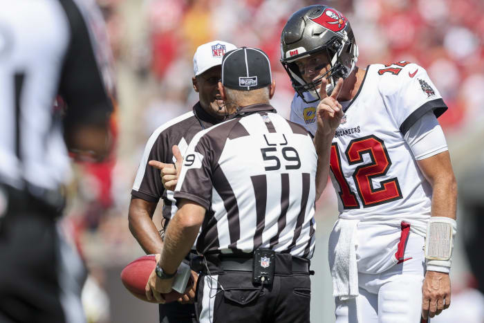 Tom Brady throws for 4 TDs, Bucs pull away from Falcons 44-27