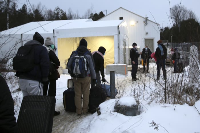 Lebih banyak migran mencari suaka melalui perbatasan Kanada yang dibuka kembali