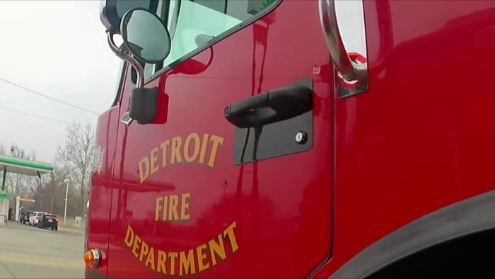 Officials: Detroit paramedic who struck parked vehicles was under influence of alcohol - Vimarsana News