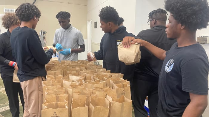 ‘Young Men of Distinction’ pack lunches for the homeless in Orlando