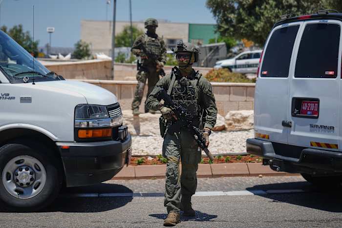1 dead and 5 wounded in shootings near the West Bank, Israel