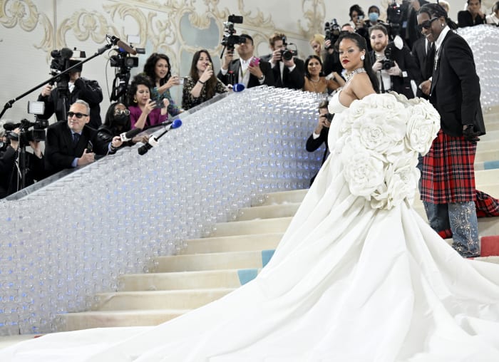 The Family Place Resale Shop - The Met Gala 2021 happened last night. Tory  Burch In center is an amazing designer and these ladies were some of the  best dressed last night.