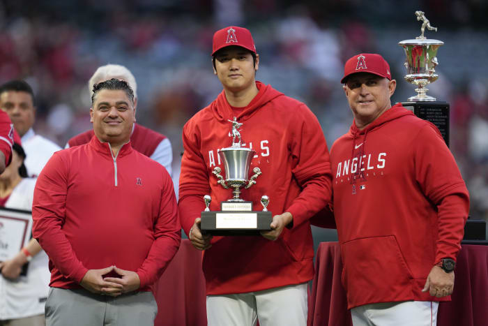 Say cheese: Ohtani body double finds way into Angels' team photo