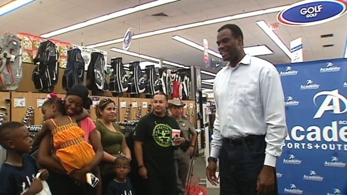 David Robinson, a Spurs legend, is set to be inducted into the Texas Business Hall of Fame