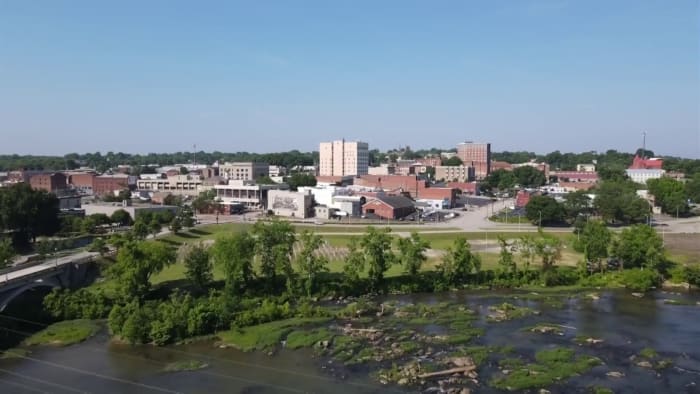 ड्यानभिल सहरका प्रबन्धक केन लार्किङले आगामी आर्थिक वर्षका लागि बजेट प्रस्ताव गरेका छन्