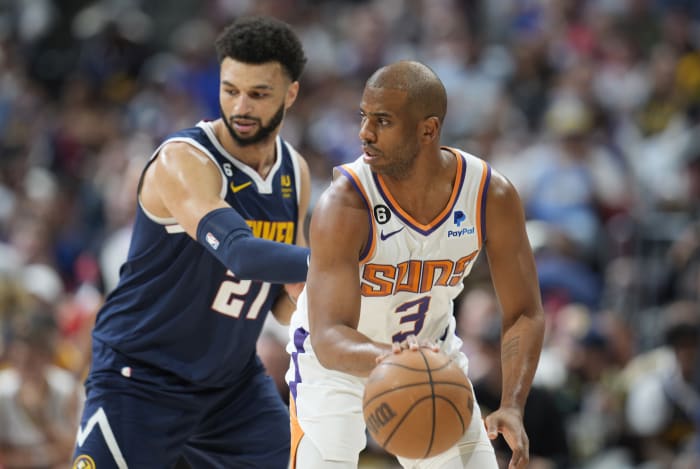 Phoenix Suns swingman Jared Dudley drives inside during the 2010 playoffs,  wearing a los Suns jersey.