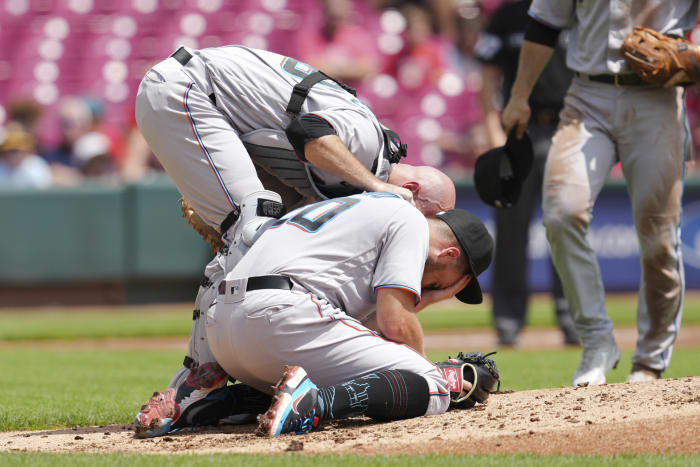 De La Cruz goes for cycle and Votto hits 2 clutch homers as streaking Reds  stop Braves 11-10