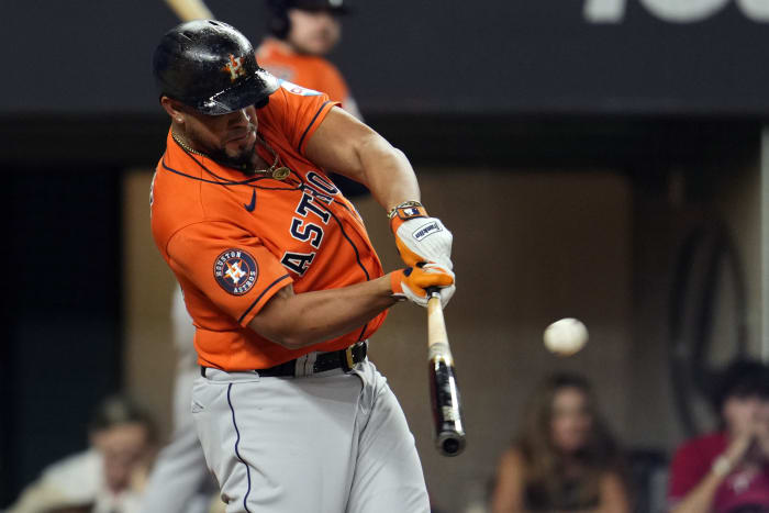 Alvarez makes big throw, hits 25th homer, Astros top Royals