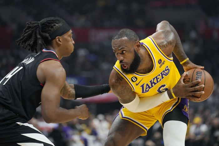 LeBron James shines in Lakers win, Clippers rally stuns Wizards