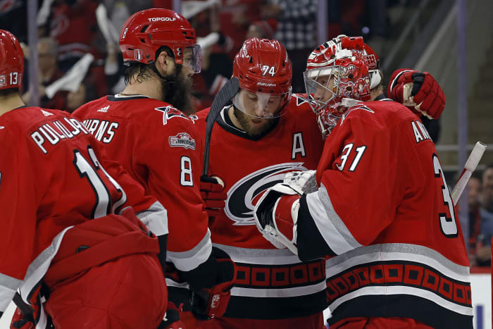 Staal, Niederreiter lift Hurricanes past Predators 5-2