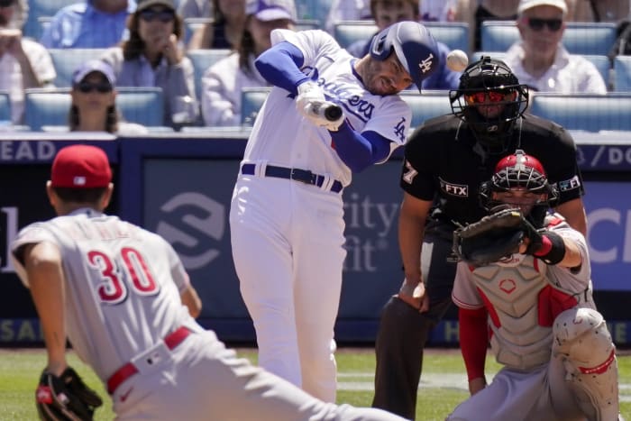 Freeman HR ahead of emotional return, Dodgers sweep Reds