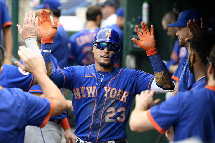 Mets honor Seaver with salute, jersey and dirt-smudged knee