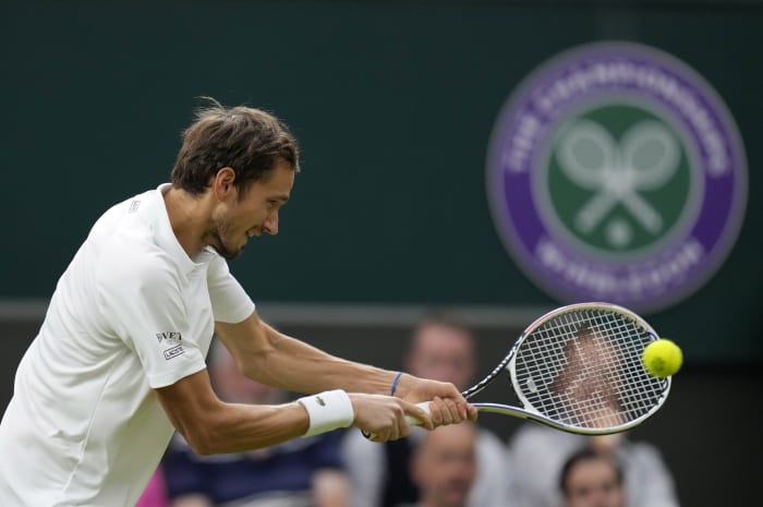 Wimbledon wyklucza Rosjan, pozwala im grać neutralnie