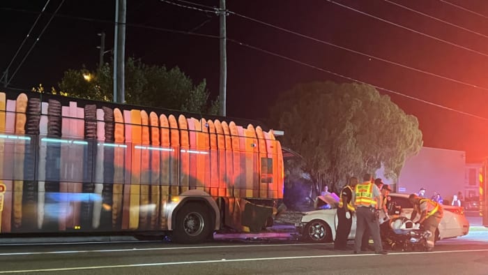 1 injured after car crashes into Lynx bus in Orange County