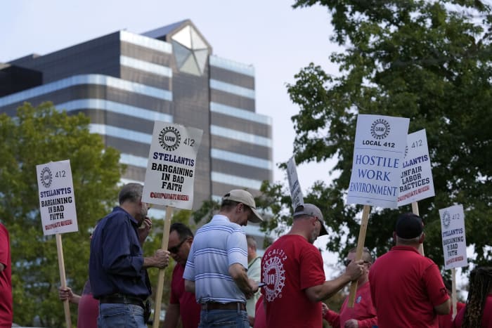 Targeted auto strikes may spread to other states and cities as noon deadline set by union nears