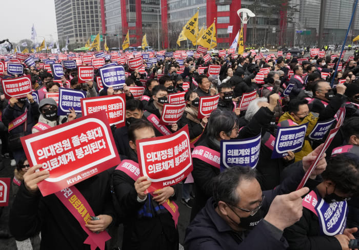 South Korea: Senior Doctors threaten to resign in Support of walkouts by thousands of junior doctors