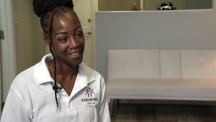 Trauma-Überlebender macht einen positiven JAX-Unterschied, indem er sich auf die psychische Gesundheit junger Männer konzentriert Trauma-Überlebender macht einen positiven JAX-Unterschied, indem er sich auf die psychische Gesundheit junger Männer konzentriert