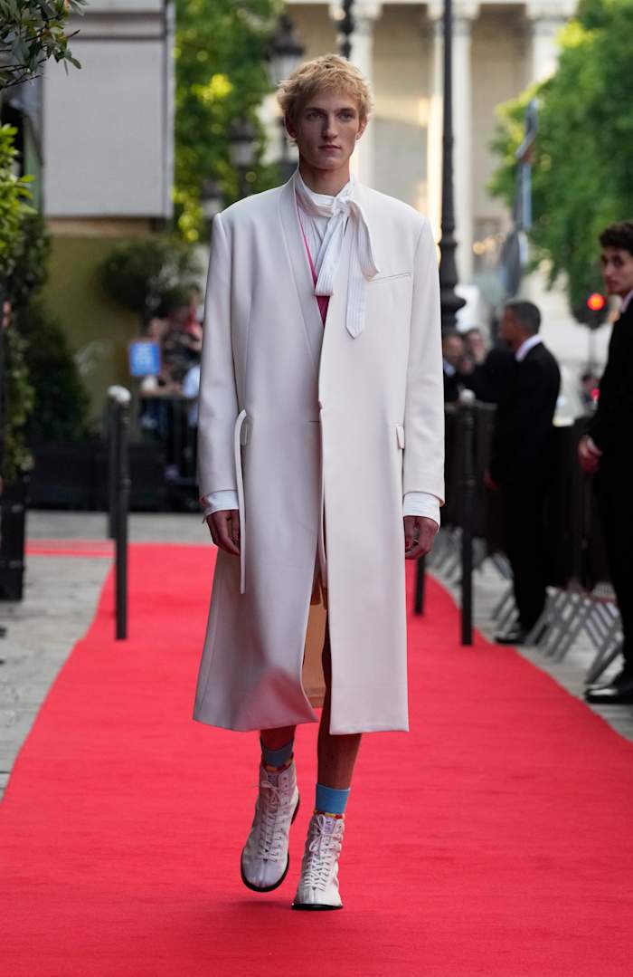 Kenzo brings mischief back to Paris’ iconic Maxim’s with a riot of color and clash Kenzo brings mischief back to Paris’ iconic Maxim’s with a riot of color and clash
