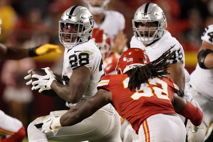 Chiefs roll to record-setting 48-9 victory over Raiders