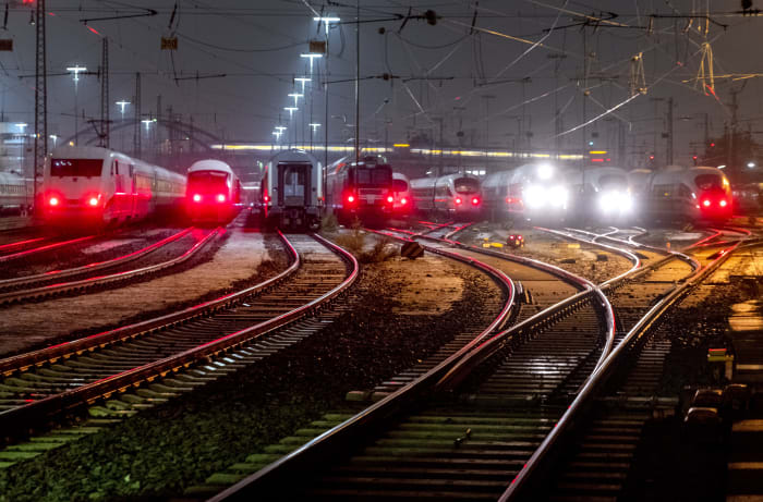 German rail workers begin 24-hour strike as pay talks stall