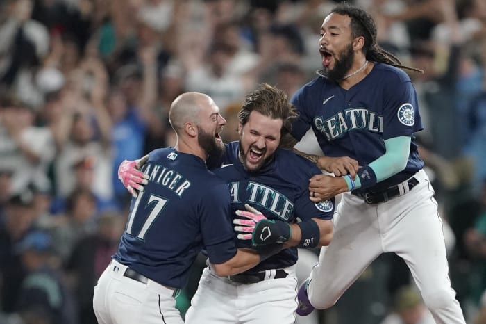 Luis Castillo stars as Mariners beat Royals 3-2 to grab sole