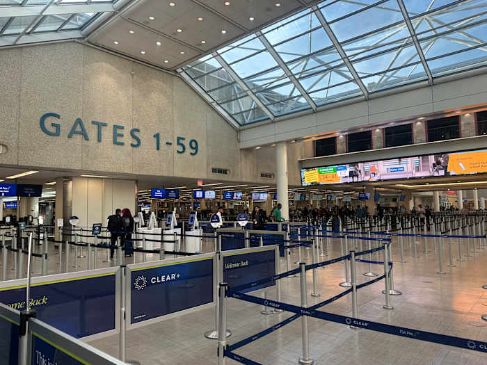 Flight Returns to Gate at Orlando Airport After Reported Odor; 3 Hospitalized Flight Returns to Gate at Orlando Airport After Reported Odor; 3 Hospitalized