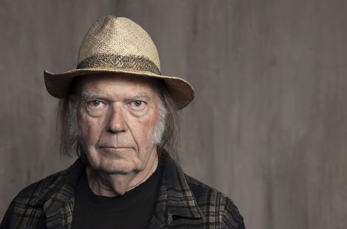 Neil Young membangun kembali gudang Rockies dan menyatukan kembali Crazy Horse