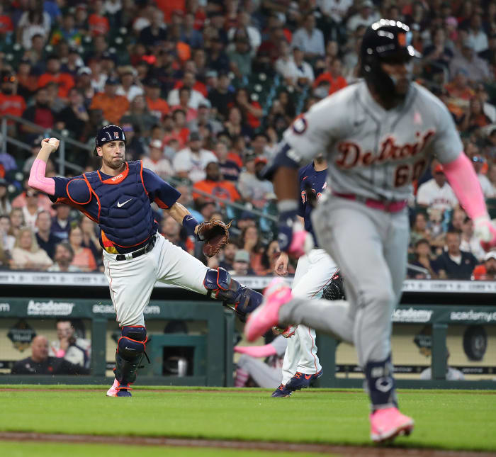 Altuve HR caps 6-run rally in 9th, Astros shock Yankees 8-7