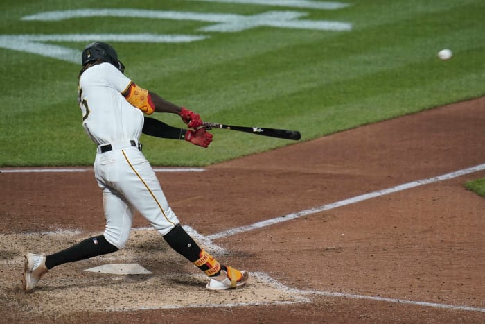 Bat crazy! Fans reluctantly give up souvenir at Phils game