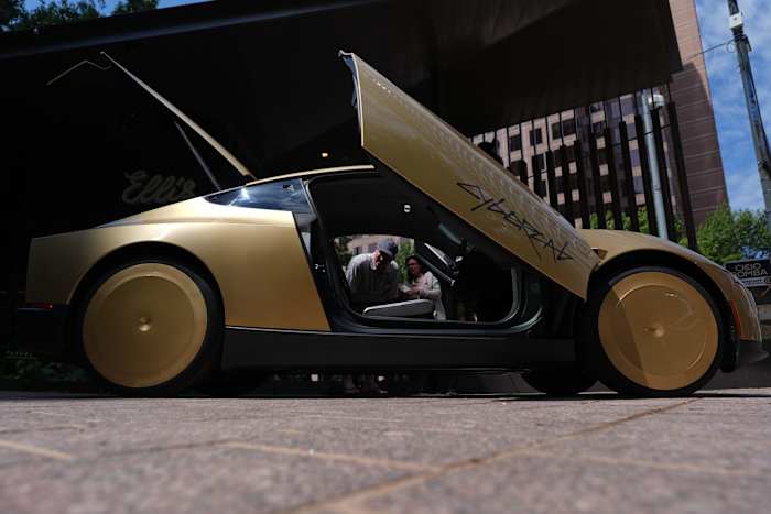 Feds Probe Musk’s Steering-Wheel-Free Tesla Robotaxis After Launch