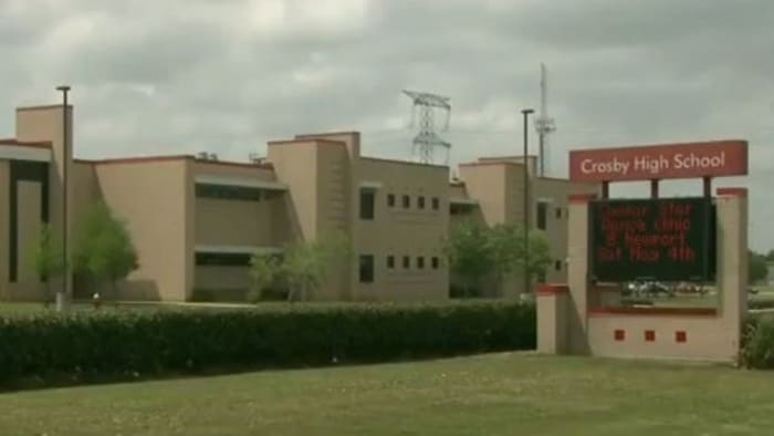 ক্রসবি এইচএস ‘ডিস্ট্রিক্ট অফ ডুম’-এ যোগ দেয়, কুখ্যাত হিউস্টন-এলাকার ফুটবল জেলাকে আরও কঠিন করে তোলে