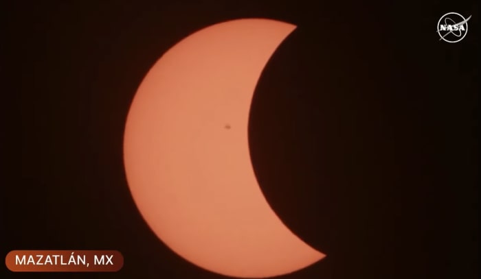 People from all over the world gather in Dallas for total eclipse - Vimarsana News